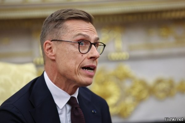 Финский президент спрогнозировал прямые переговоры Европы и России



Стубб: Европа рано или поздно начнет прямые переговоры с Путиным



Европа рано или поздно будет вести прямые переговоры с Россией по урегулированию конфликта с Украиной, заявил президент Финляндии Александр Стубб в интервью изданию Politico.

«Когда бы ни наступил момент [для прямых переговоров], а он наступит на каком-то этапе... это нужно будет скоординировать»,   сказал Стубб. Вместе с этим он считает, что лучший способ приблизить прекращение огня   продолжать оказывать давление на Россию и поддерживать Киев.

Финский президент также заявил, что США поступают правильно, продолжая вводить санкции против Москвы. «Сейчас мы находимся в режиме кнута»,   сказал Стубб, уточнив, что американский лидер Дональд Трамп уже пробовал применять меру «пряник» на переговорах с Путиным на Аляске и в телефонных переговорах.



Стубб: «Сейчас мы находимся в режиме кнута» -  чухонский Йоулупукки...