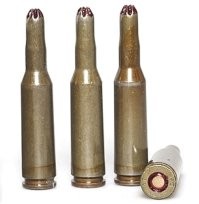 И как всегда, громче всех требует "учить матчасть" тело, видевшее АК только в кино. Вот холостой с обжимом звездой, и вот насадка для холостой стрельбы. Белая пластиковая пуля разрушается ещё в стволе и не создаёт достаточного давления газов для штатной работы автоматики. В метре от ствола считаются опасными её осколки.