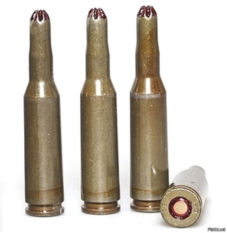 И как всегда, громче всех требует "учить матчасть" тело, видевшее АК только в кино. Вот холостой с обжимом звездой, и вот насадка для холостой стрельбы. Белая пластиковая пуля разрушается ещё в стволе и не создаёт достаточного давления газов для штатной работы автоматики. В метре от ствола считаются опасными её осколки.