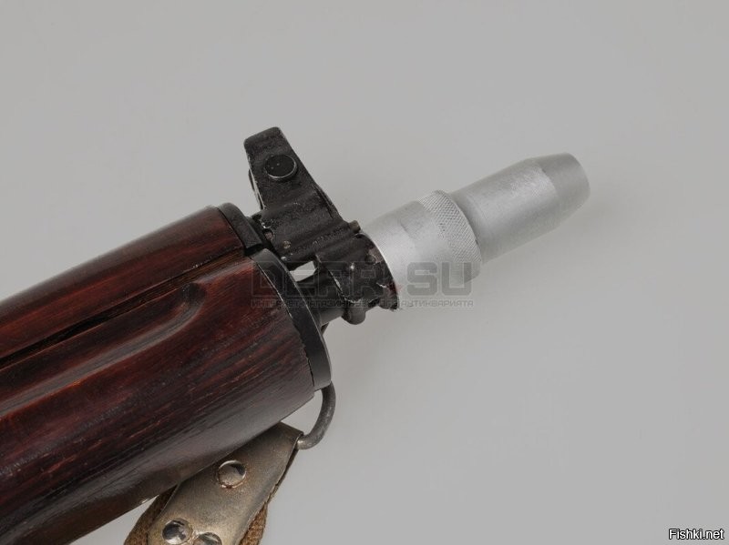 И как всегда, громче всех требует "учить матчасть" тело, видевшее АК только в кино. Вот холостой с обжимом звездой, и вот насадка для холостой стрельбы. Белая пластиковая пуля разрушается ещё в стволе и не создаёт достаточного давления газов для штатной работы автоматики. В метре от ствола считаются опасными её осколки.