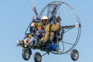 Может и так. Либо просто двухместный параплан и снимает пассажир, который сидит впереди пилота.