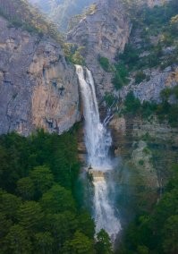 Уча н-Су    водопад в Крыму, расположенный на одноимённой реке, самый высокий водопад Крыма. Водопад находится на высоте 390 метров над уровнем моря на юго-западных склонах Ялтинской яйлы в шести километрах к западу от Ялты. Достаточно долго высота водопада считалась равной 98,5 м. В 2023 году результаты измерений показали высоту 116 метров.
Водопад Учан-Су наиболее эффектно смотрится во время ливней и снеготаяния на яйле. В летнее время он практически полностью пересыхает, в суровые зимы иногда замерзает. Среднегодовой расход сбрасываемой воды составляет 50 л/с. При падении Учан-Су образует два каскада: на втором каскаде сооружено небольшое строение с водозабором и скульптурой орла на крыше. Отсюда вода поступает в Могабинское водохранилище (300 тыс. м ) и затем используется для водоснабжения Ялты.