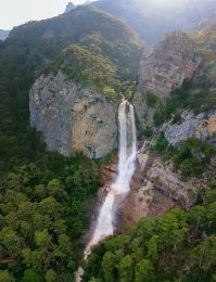 Уча н-Су    водопад в Крыму, расположенный на одноимённой реке, самый высокий водопад Крыма. Водопад находится на высоте 390 метров над уровнем моря на юго-западных склонах Ялтинской яйлы в шести километрах к западу от Ялты. Достаточно долго высота водопада считалась равной 98,5 м. В 2023 году результаты измерений показали высоту 116 метров.
Водопад Учан-Су наиболее эффектно смотрится во время ливней и снеготаяния на яйле. В летнее время он практически полностью пересыхает, в суровые зимы иногда замерзает. Среднегодовой расход сбрасываемой воды составляет 50 л/с. При падении Учан-Су образует два каскада: на втором каскаде сооружено небольшое строение с водозабором и скульптурой орла на крыше. Отсюда вода поступает в Могабинское водохранилище (300 тыс. м ) и затем используется для водоснабжения Ялты.