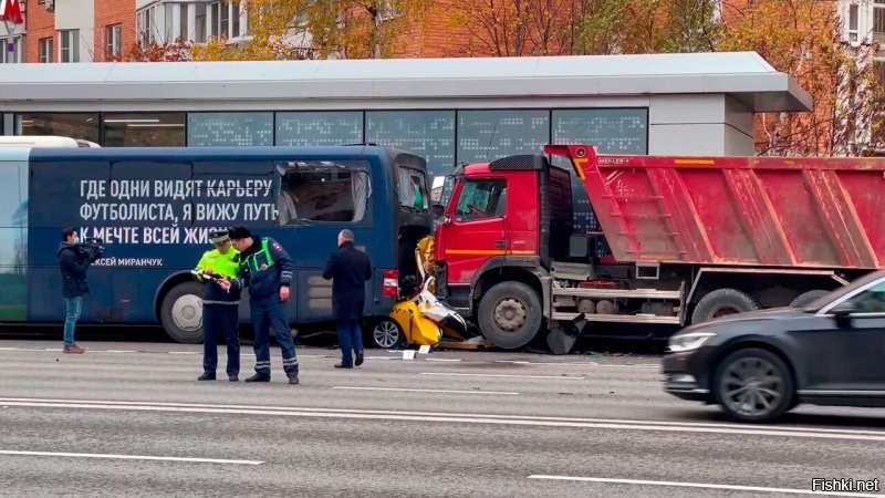 Помню наш препод ОБЖ учил что автобус лучше обходить спереди, ох тогда класс его на смех поднял) он еще объяснял что сначала нос вытащить и краем глаза посмотреть, а мы ржем, типо надо машину носом унюхать)) 
но если посмотреть с другой стороны, в каких то моментах он был и прав, ведь если выходить осторожно посмотрев, то так безопаснее будет, потому что много раз видел за последнее время когда транспорт останавливается на остановке его бьют в зад водятлы!!!
Вон пару лет назад был случай, грузовик влетел в такси, там от такси ничего не осталось, молчу уже про людей... 
лично по мне я всегда в ответе за свою жизнь) даже переходя по зебре, вращаю башней на 360 градусов и всегда убеждаюсь что пропускают)