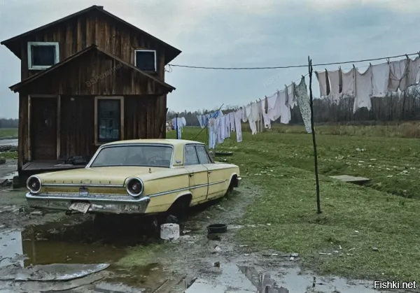 Эх, тачке и 10 лет нету, а уже так уделали... (Ford Galaxie, кажется, 63 года)