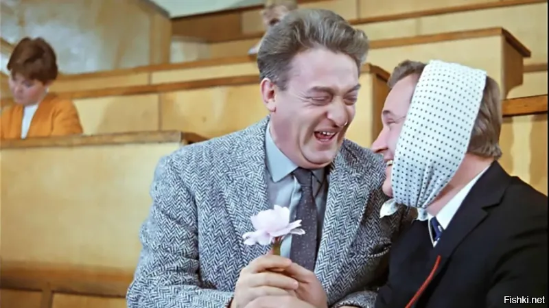 Профессор, конечно, лопух, но аппаратура при нём-мм, при нём-мм! 