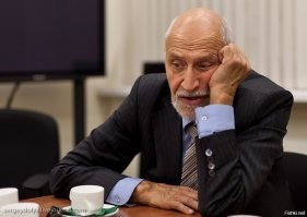 Мужчина поздравил сына с днём рождения, кинув торт ему в лицо