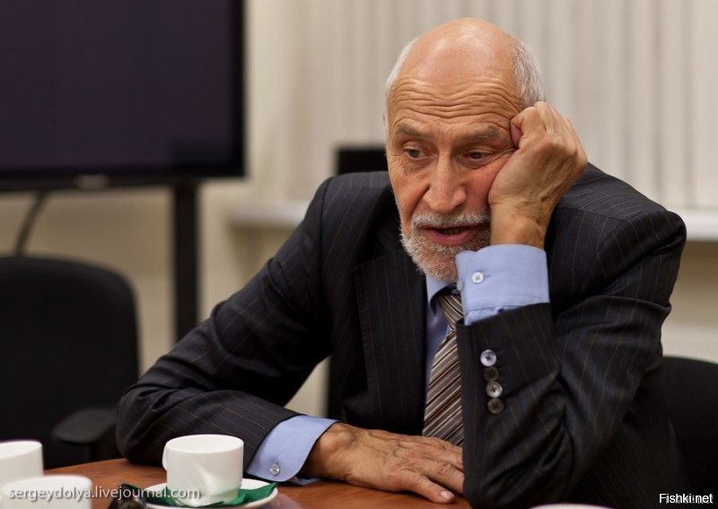 Мужчина поздравил сына с днём рождения, кинув торт ему в лицо