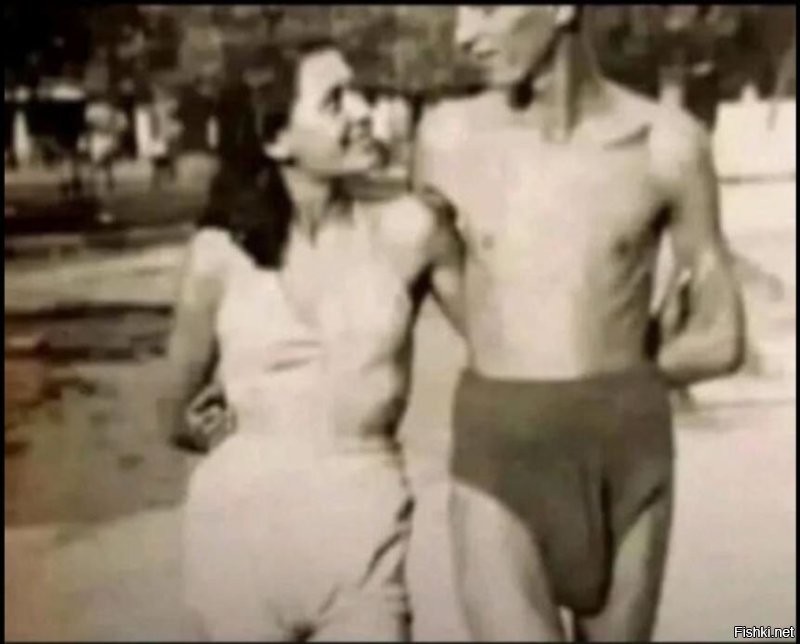 "Симона Мельхиор, дочь и внучка адмиралов и наследница империи промышленных газов Air Liquide, встретила тощего двадцатишестилетнего офицера."
 И чего она в нем нашла?...