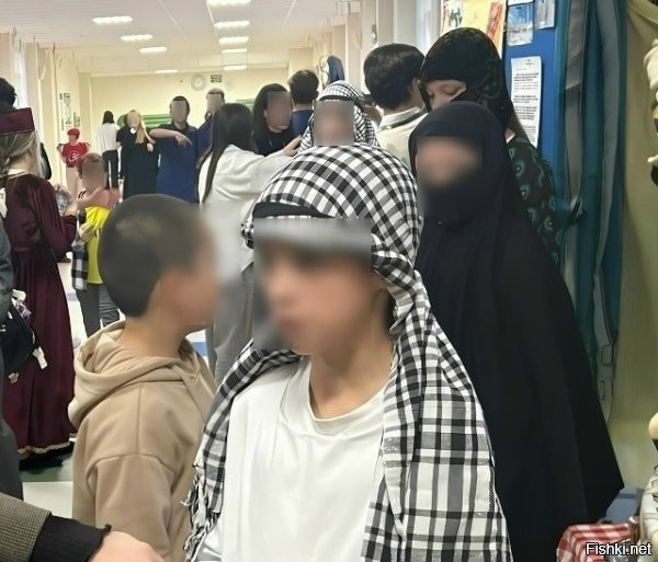 Не хватает такого аксессуара. Если б моего ребёнка заставили участвовать в этом шоу, я б обязательно замутил.