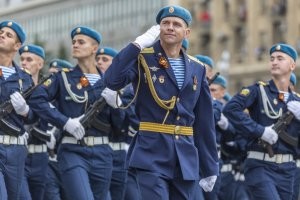 А с чего вдруг взяли, что вот такая неяркая форма исторически неверная? У военных существует парадная форма и обычная полевая. Никто же не будет идти в бой в яркой красивой парадной форме. А вот фотографироваться в ней будут. Поэтому до наших дней и дошла парадная форма древних воинов, в которой их хоронили и лепили с них статуи.