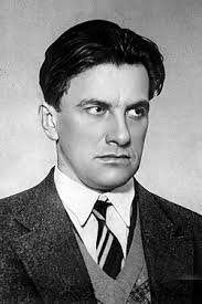 Так-то вообще-то есть каноничный портрет Маяковского, который обычно и печатали в учебниках литературы. Его обычно люди и знают. А так у любого даже самого суперизвестного человека можно найти фотографию, сделанную хз где и хз когда, по которой его мать родная не узнает. Например, есть известная фотография Ленина, на которой он бритый и в парике. Её как-то прохожим показывали прям под памятником Ленину. Мало кто Ильича в этом образе узнал.