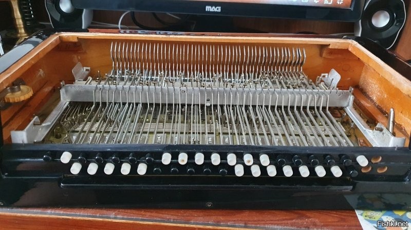 не только автомобиль. Я баян починил с помощью видео из ютуба, правда перепутал клапана и сломал усики крепления, когда их разгибал. Без видео не рискнул бы разбирать.