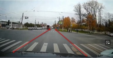 А в каком месте у рега полоса перекрыта? У него знак, ехать прямо, он едет прямо. Разметки нет. С чего Вы взяли что его полоса другая? А если впереди было бы не две полосы движения а например пять? В какую рег должен был ехать по Вашему? Есть специальный знак, который указывает, что нужно перестроится, здесь его нет!