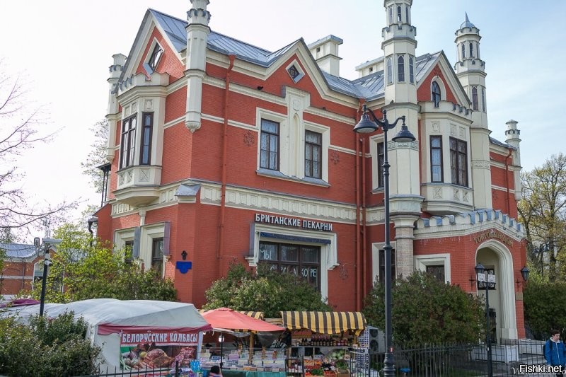 Черная речка, улица Савушкина. Слева дача Салтыковых, он же "дом Ирен Адлер" из Шерлока Холмса.