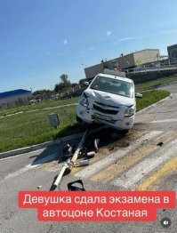 Хорошо, что пресекли её попытку "получить" права.
А то они же потом за руль хватаются, по реальным дорогам ездят, где реальные живые люди.