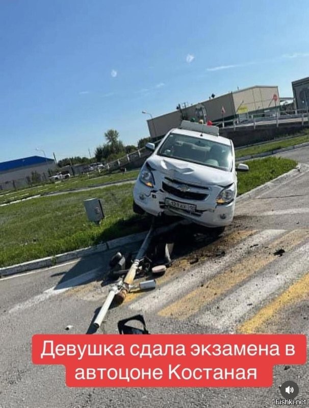 Хорошо, что пресекли её попытку "получить" права.
А то они же потом за руль хватаются, по реальным дорогам ездят, где реальные живые люди.