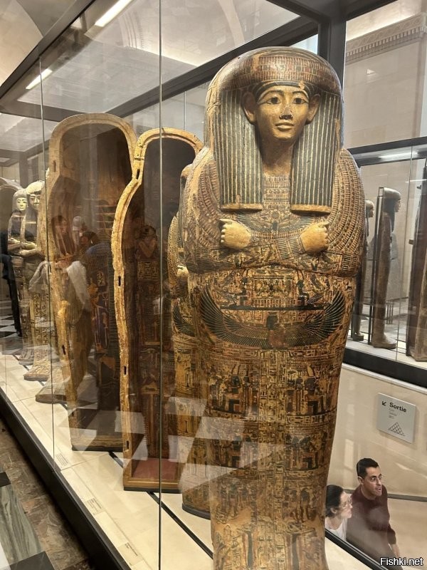 Лувр первое ноября , там этих мумий хоть шашлык из них делай .