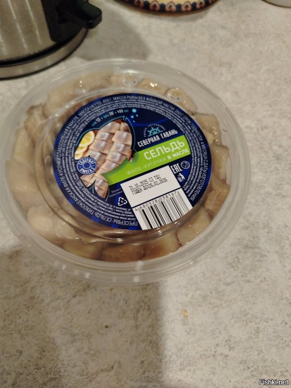Сегодня с работы зашёл в магнит. Да, лежит "сёмга" - 495р за 200 гр. Взял селёдку. Тем более жена уже картошку жарит!