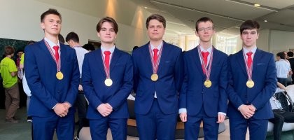 Наших вот таких нужно знать "Успех на олимпиаде по физике в Токио: 5 золотых медалей".
Международная олимпиада по физике (IPhO) самая престижная и представительная. В этом году ее принимал Токио, собрав на одной площадке молодые таланты из 80 стран.