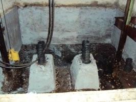 Ага, эти две пружины расчитаны лишь на проскальзывание ниже уровня первого этажа. От падения они не спасут.