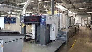 25. Ну, положим, не "внутри печатной машины", а печатная секция офсетной машины с открытой дверцей. Что за машина сказать не берусь, похожа на Komori, но это неточно. А целиком она выглядит примерно так.