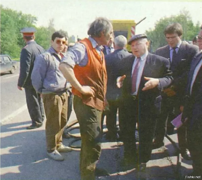 Мэр Москвы Ю. Лужков на МКАДе, объясняет дорожному рабочему, что дорожное полотно должно быть на 10 см.уже, что бы потом "сэкономленное" бабло положить себе в кепку...