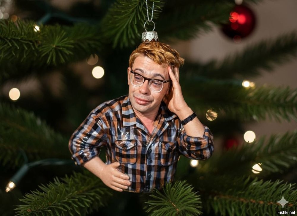 Возрождение культовых героев
Тренд запустил пользователь gab_emil, который показал как могут выглядеть елочные игрушки в виде Шурика, Шпака, Грозного и других героев культовой комедии «Иван Васильевич меняет профессию».

Виртуальщина. А жаль.