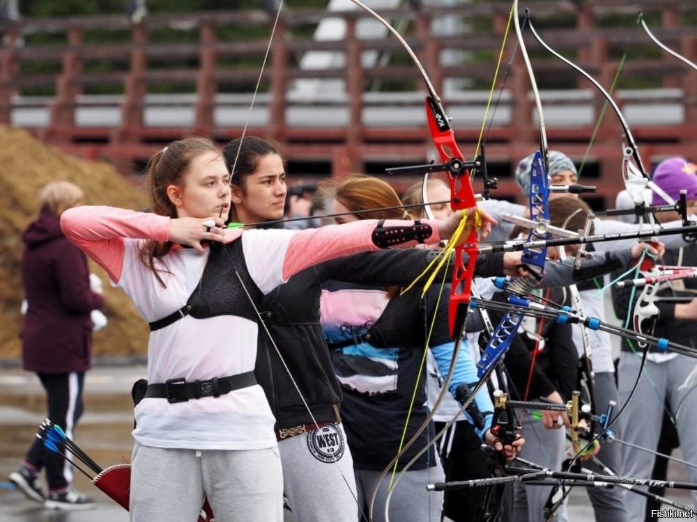 Да я как бы из спортивного лука стрелять сам умею. 
И отлично знаю, для чего и зачем используется соответствующая экипировка.
Напалечник и крага на руке - это минимум, а еще и грудь часто защищают. Причем не только девушки. И это не от понтов, а потому что иначе - не получится.
Травмируешься - и привет спортивным результатам.

Ну а девочка из сабжа просто играет в лучницу. Хорошо играет - не спорю. Есть и такие группы по интересам - у них и луки без прицелов, типа, "как в старину", но при этом легонькие и со слабенькой тетивой. Игра же.

Из таких я тоже стрелял. На каком-то фесте - ну в мишень, приколотую к фигурке кабана попадал без особых проблем.