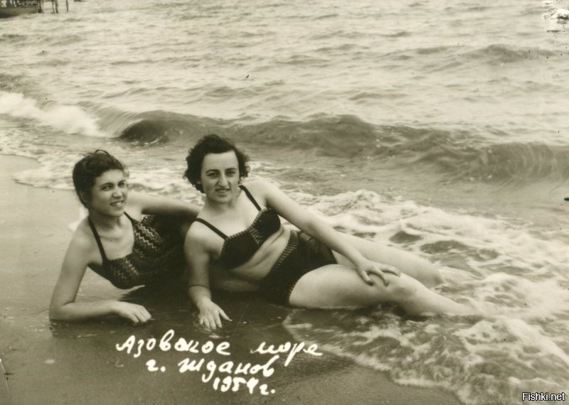 Подруги на Азовском море. Жданов ( Мариуполь). 1954г.