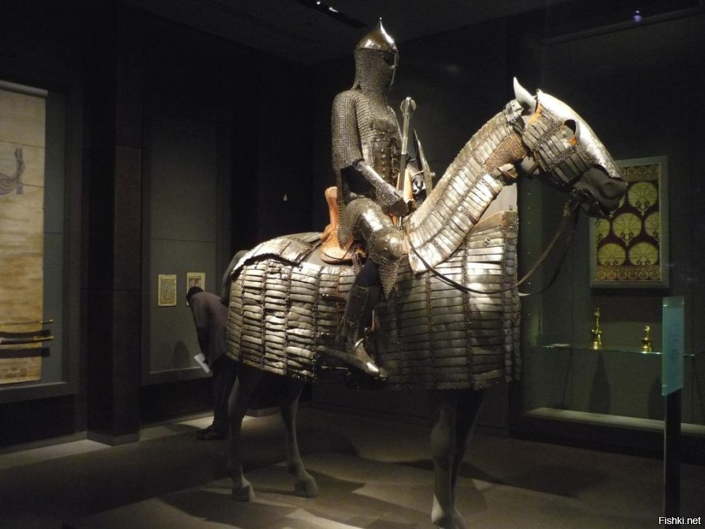 Вся Япония это крайне не эффективное, местечковое явление раздутое до слона...
Самурай - сверхвоин ааааа катаной всех зарубит ааааа...
На самом деле: 
Самурай переводится на русский: бевой холоп (зависимый от феодала человек получивший кредит в виде оружия и амуниции и естественно обязанный феодалу отработать) лучник с легким вооружением или холоп  (зависимый от феодала человек получивший кредит и отрабатывающий службой типа там управлением крепостными) грубо говоря чиновник на работе у феодала...
Катана - супер меч рубящий миланские доспехи как масло -ааааа....
Реальность - до 20-го века Япония одно из самых худших мест для металлургии.
Нет в Японии вменяемого железа которое можно было бы добывать до 20-го века.
Совсем.
В совей массе японская однолезвийная сабля - сабля для боя с противником фактически без нормального доспеха ибо - в массе своей полное гавно.
Нет варианта долбануть ей по толедской кирасе или по миланскому доспеху.
Встреча японских самураев с польскими гусарами, польские товарищи подумали бы, что они каких то восставших смердов разогнали.
И так абсолютно во всех аспектах.
Даже так: 
Персидский всадник - прежде всего лучник.
Турецкий мамлюк - прежде всего лучник.
Монгольский улан - прежде всего лучник.
Русский боевой холоп - прежде всего лучник причем монгольского типа.
Рисунок холопов прилагаю. 
Фото мамлюка и самурая так же.
Так вот - вооружение и броня самураев - полный отстой...
Вот это вот - супер воин? Тапки не смешите.
То же самое и про ниндзя... В Японии да смысл имели. 
Вот представляю ниндзя и самураев под Грюнвальдом... в любых раскладах, что против ордена, что против польских гусар.