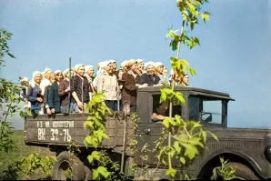 Кто в кузове бортового грузовика ездил? Реально вот так  на "борту" полуторки по проселку проехать и не ипануться оттуда??