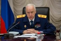 "Есть ли ещё человек с большими погонами кто реагирует так же быстро как наш Бастрыкин? Спасибо Александр Иванович за ваш труд"

Охренеть. А за что его благодарить? За то, что его подчинённые забили куй на свою работу и разбираться с группой привокзальных таксистов пришлось целому Генеральному прокурору? Так это не "хорошая работа", это подтирание за собой говна. Его труд заключается в том, чтоб так организовать правопорядок силами своих подчинённых, чтоб подобные банды не организовывались в стране в принципе. Да даже уборщица тётя Маша, больше достойна благодарностей, потому как она убирает грязь за другими, а не за собой.