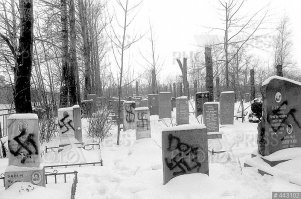 Кладбище нуждается в охране. Если кладбище не охранять - получается вот так.
Это не разграбление могил, это просто вандализм. Молодым придуркам было скучно.
Да, пока кладбище действующее, его охраняют за счет налогов. Но ведь и давно заполненые кладбища тоже нуждаются в охране.