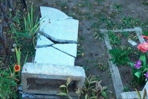 Кладбище нуждается в охране. Если кладбище не охранять - получается вот так.
Это не разграбление могил, это просто вандализм. Молодым придуркам было скучно.
Да, пока кладбище действующее, его охраняют за счет налогов. Но ведь и давно заполненые кладбища тоже нуждаются в охране.