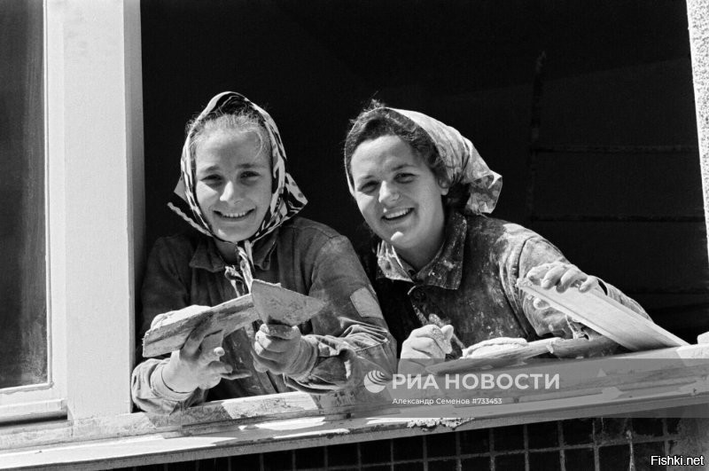 Штукатурщицы строительной бригады.