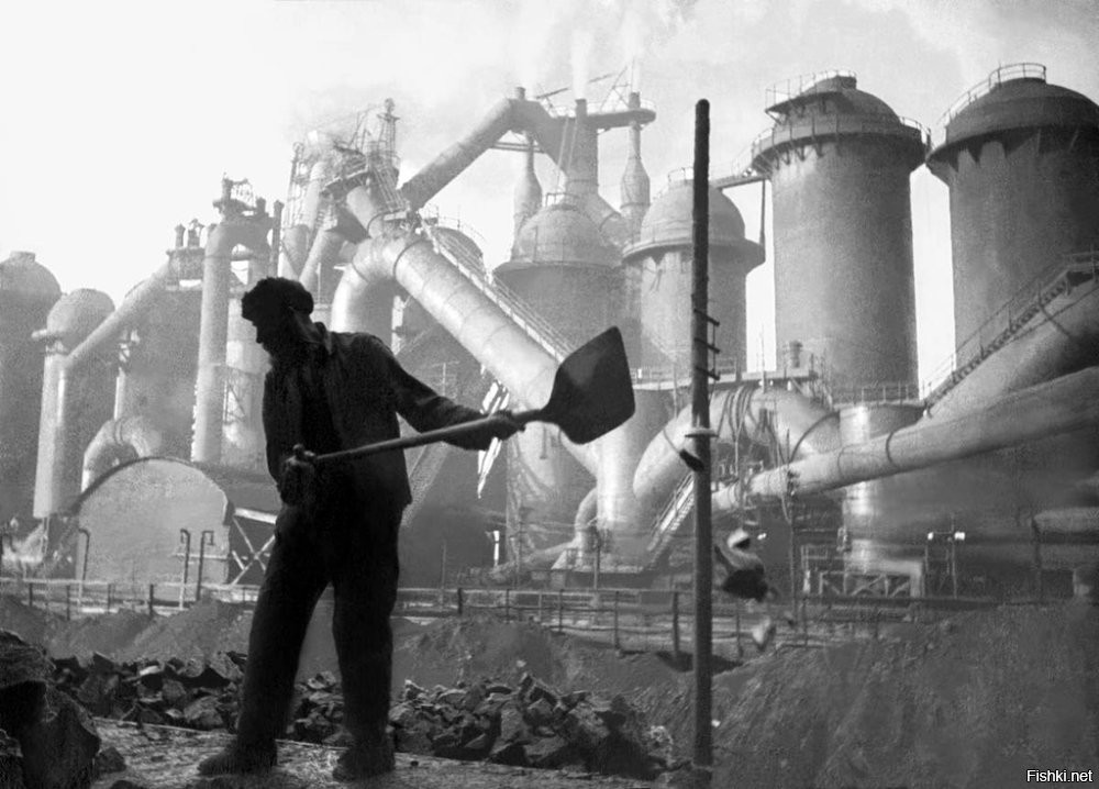 Не понимаю, зачем раскращивать фото, которые в черно-белом варианте показывает реальную картинку того времени?