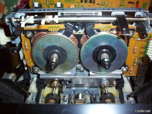 Любой кассетник с реверсом имеет два тонвала, об этом не задумывались?
А головок помещается и две и три.