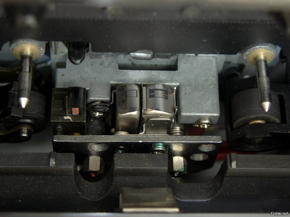 Любой кассетник с реверсом имеет два тонвала, об этом не задумывались?
А головок помещается и две и три.