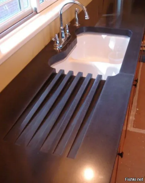 Это оценит только тот, кому похрен на грязь. Пока столешница новая - все нормально. Но со временем во всех углах образуются белые отложения от воды (если, конечно, мыть посуду не дистиллированной водой). И уборка такого чуда занимает на порядок больше времени.