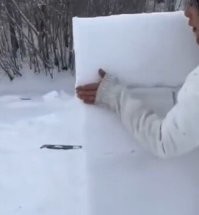 Девушка построила сказочную ледяную избушку