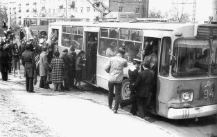 А теперь, если убрать влажные фантазии и представить это в другом ракурсе - автобус переполнен. что то уперлось, мужчина тронул меня. Так получается в 80х годах, почти каждый день, пока я ехал на учебу, я в переполненном троллейбусе или автобусе за одну поездку перетрогал по 20+ девушек/женщин, пока пытался выйти на своей остановке
