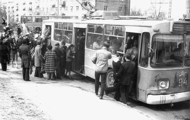 А теперь, если убрать влажные фантазии и представить это в другом ракурсе - автобус переполнен. что то уперлось, мужчина тронул меня. Так получается в 80х годах, почти каждый день, пока я ехал на учебу, я в переполненном троллейбусе или автобусе за одну поездку перетрогал по 20+ девушек/женщин, пока пытался выйти на своей остановке