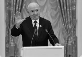 Оставлю здесь, просто потому что больше пока не где.
Всем болелам Спартака - мои соболезнования! Да и всем болельщикам сборной СССР.