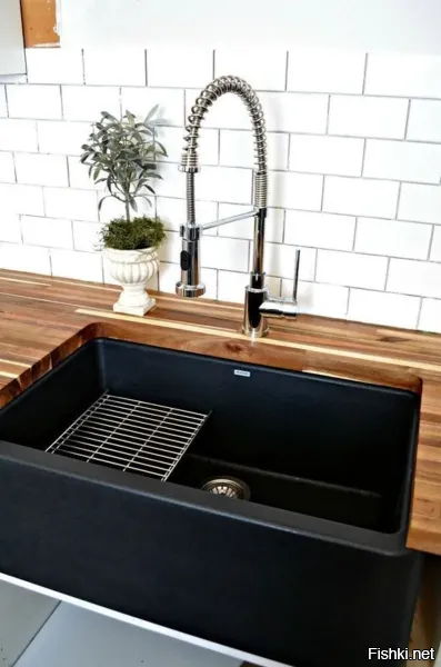 Вот это совсем не понимаю. Зачем устанавливать раковину под столешницу ?? Как кантовать спил ?? Чем ?? Кругом вода...
Очень не практично. Это я как установщик кухонь говорю.