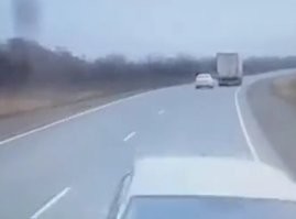 Обгонять когда дорога поворачивает - верх дебилизма! А разметка позволяет, кстати.