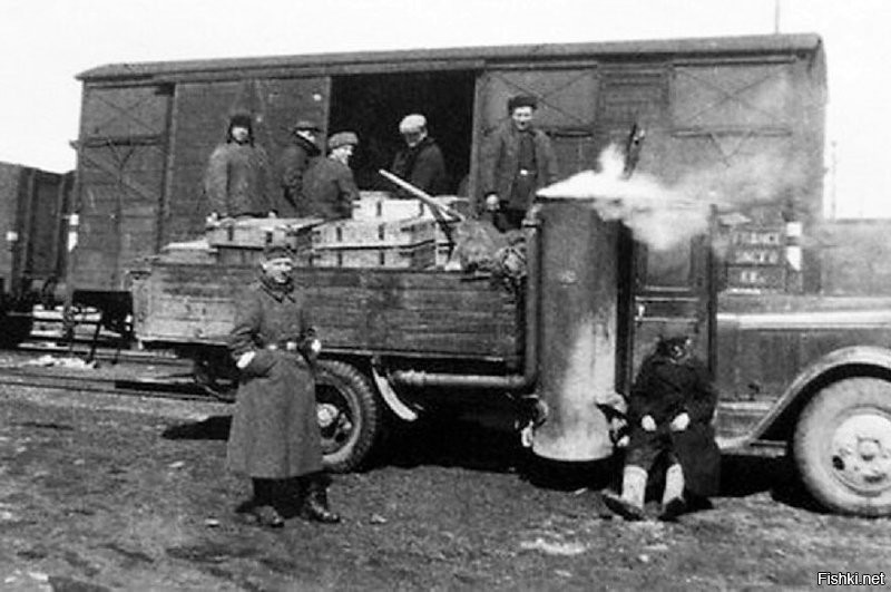 ЗИС-21. Грузовик, оснащённый газогенератором НАТИ Г-14. По сути это был ЗиС-5 с усиленной рамой и подвеской, но способный в качестве топлива использовать древесину. Мощность двигателя   50 лошадиных сил, максимальная скорость достигала 48 километров в час.
ГАЗ-42. Грузовой автомобиль, в качестве топлива использующий дрова   короткие деревянные чурки. Эквивалентная мощность   32 лошадиные силы, каждый час вырабатывал до 65 кг газа. Грузоподъёмность   1 500 кг, максимальная скорость   в пределах 55 км/час.