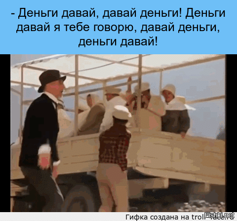 Обезьяны пристают к туристу