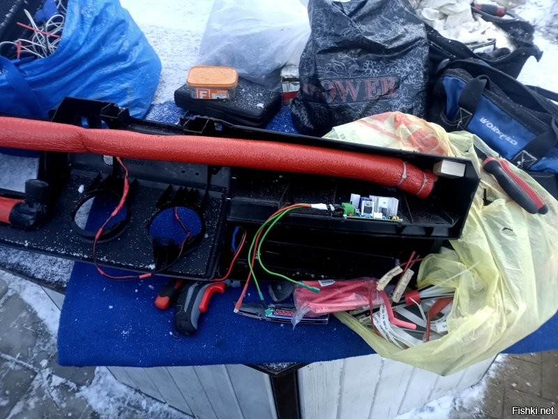 Ну... Когда нужно срочно что-то починить или доделать, а тут снег пошёл, палатка не худший вариант.