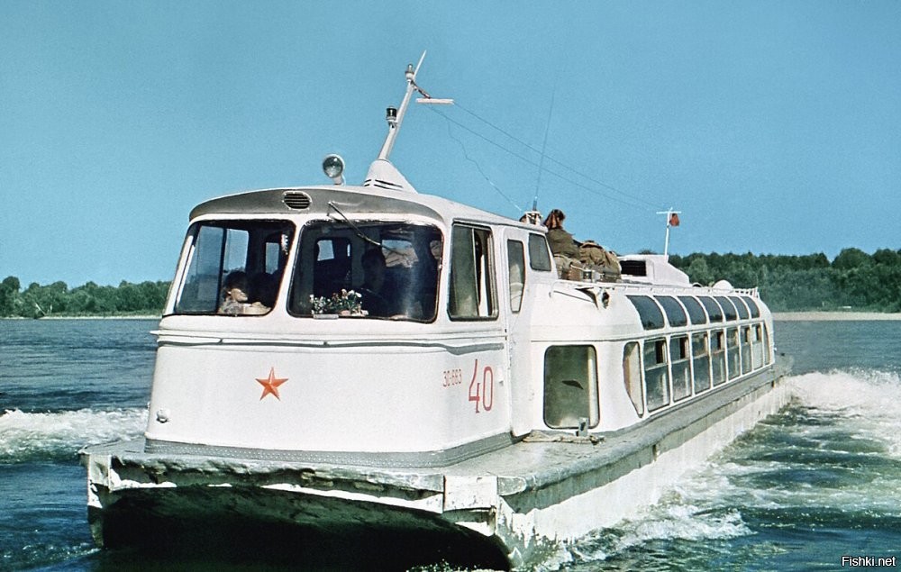 Это капитан объявление для пассажиров делает...